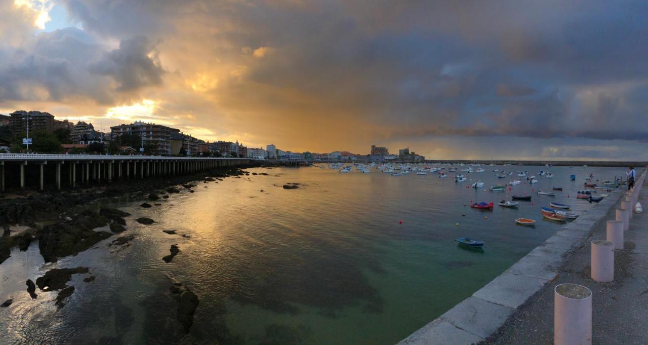 Castro Holidays - Vistas Mar Y Monte Centrico Garaje Gratis كاسترو أورديالس المظهر الخارجي الصورة